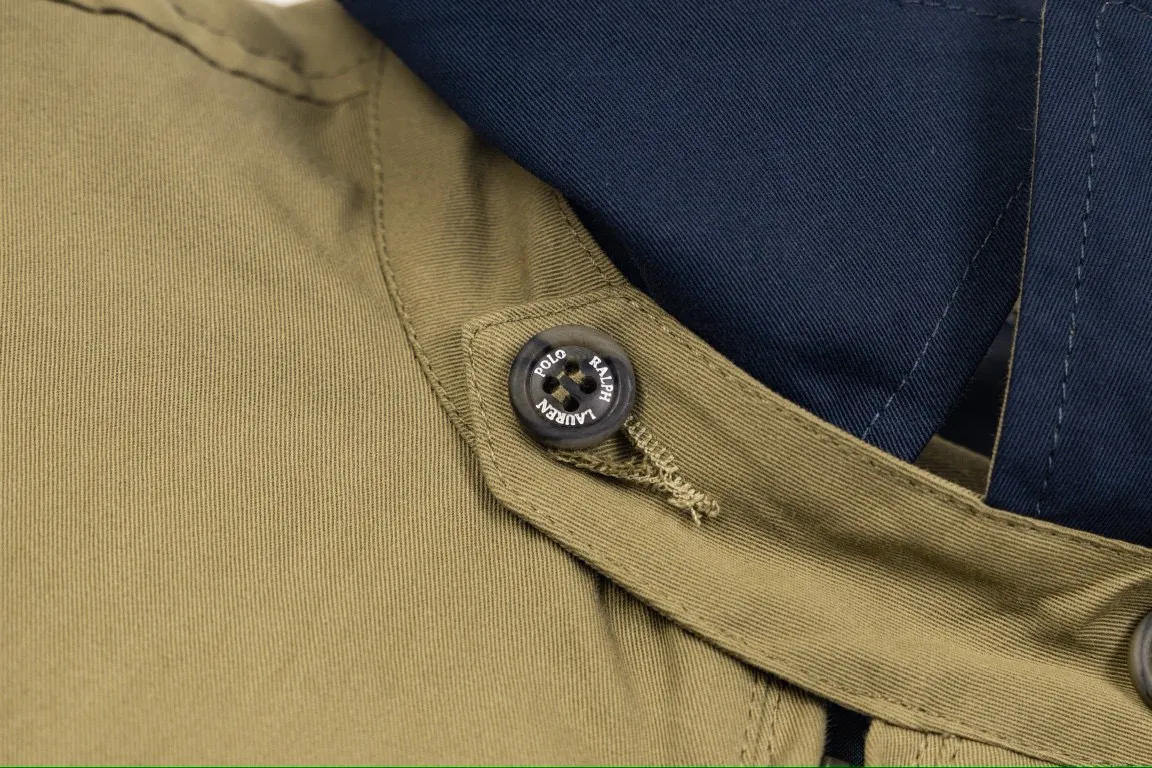 P300 model number: G317 Ralph Lauren's new 24ss classic embroidered logo lapel executive zipper jacket for both men and women. 1️⃣Selected from high-quality original developed pure cotton fabric, with customized plaid lining inside, the overall wear effect is very soft and comfortable. 2️⃣The workmanship details are perfectly controlled, with exquisite small logo embroidery on the chest, and the unique design style of splicing technology is used on the dropped shoulders to highlight your personality! The version is simple but not simple! 3️⃣ Complete with tag accessories, unisex design, and a very versatile jacket for men and women!  Color: black, navy blue, khaki Size: S, M, L, XL